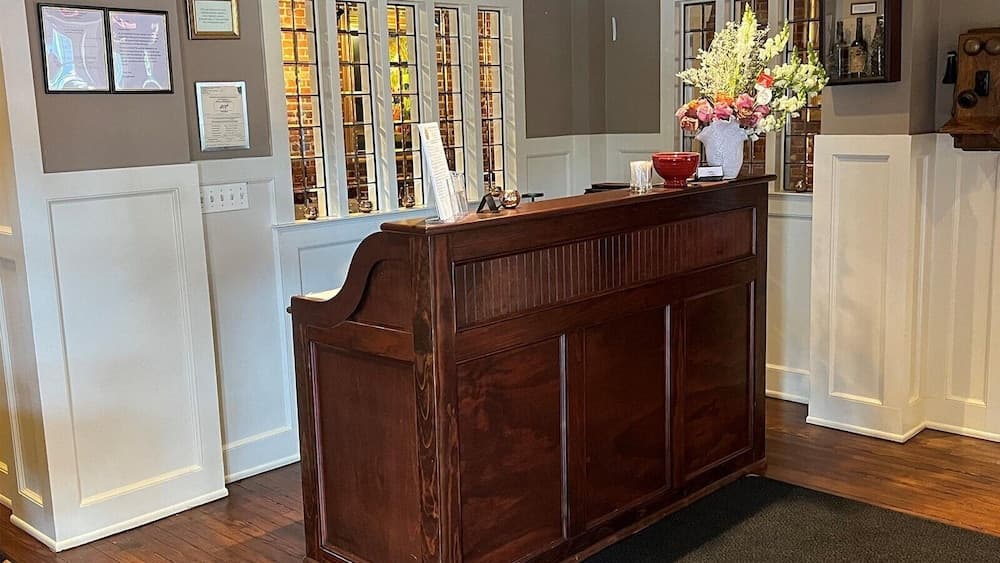 Publick House Hotel Inc. interior in Chester — gallery photo 2