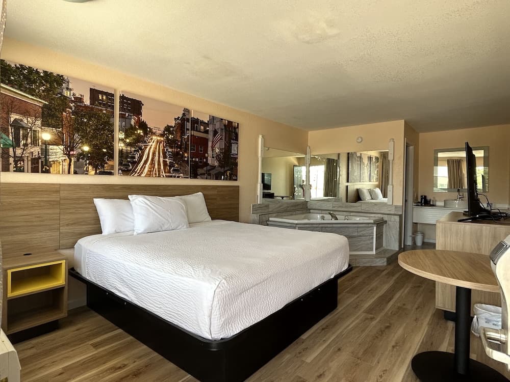 Days Inn by Wyndham Branson near Theatre District property views in Branson, MO — gallery photo 3