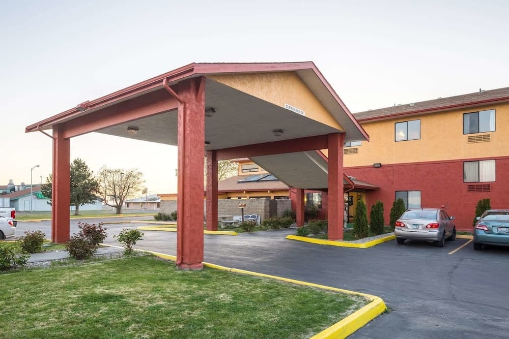 Quality Inn Moses Lake featured exterior or lobby in Moses Lake, WA — similar hotel