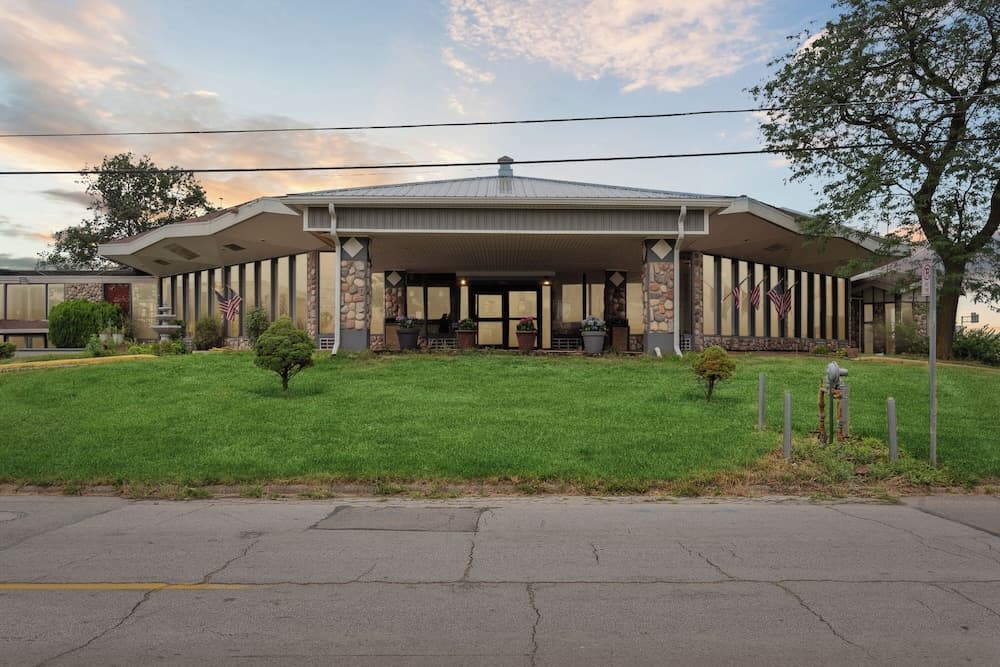 Miami Suites Hotel gallery photo in Toledo, OH — image 4