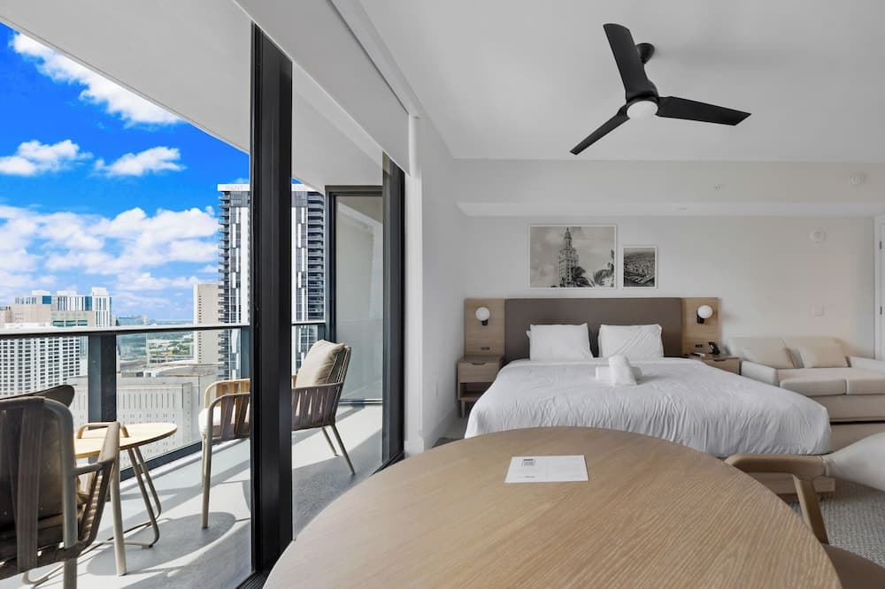 Elegant DTW Living 1BR with City Views interior in Miami, FL — gallery photo 2