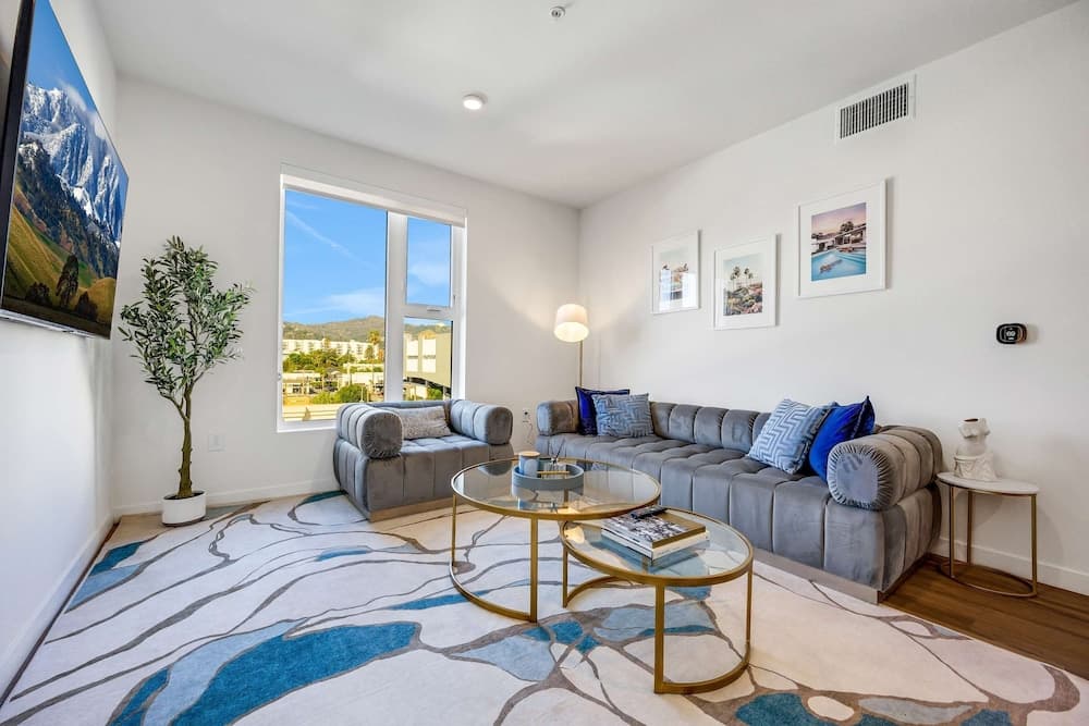 Luxury 3BR Hollywood Sign View by Oneluxstay featured exterior or lobby in Los Angeles, CA — similar hotel