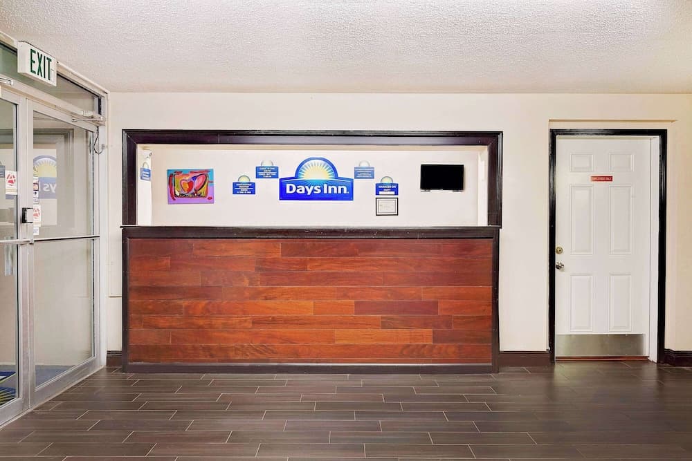 Days Inn by Wyndham Lafayette Near Lafayette Airport interior in Lafayette, LA — gallery photo 2
