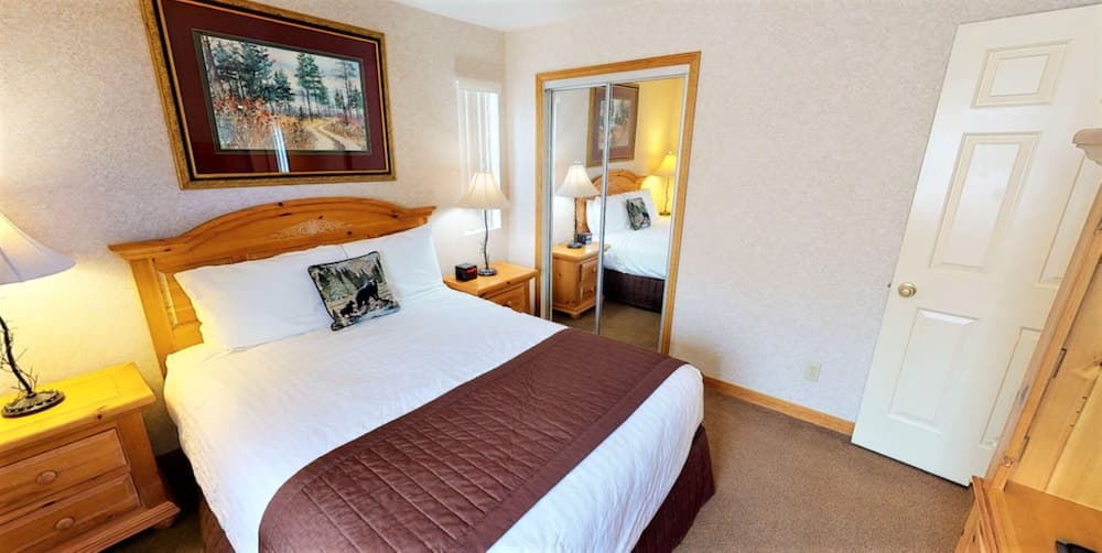 Lagonita Lodge interior in Big Bear Lake, CA — gallery photo 2
