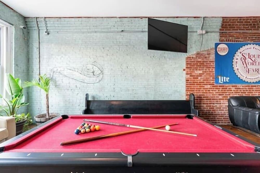 Three Rivers Inn at Jordan's Warehouse interior in St. Louis, MO — gallery photo 2