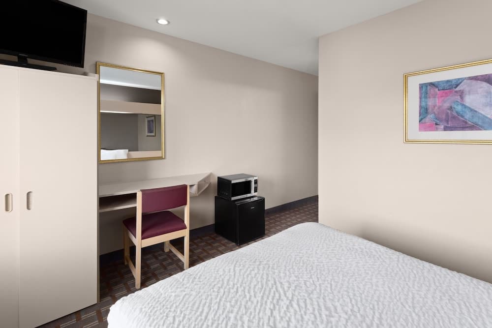 Americas Best Value Inn & Suites Racine gallery photo in Mount Pleasant, WI — image 33
