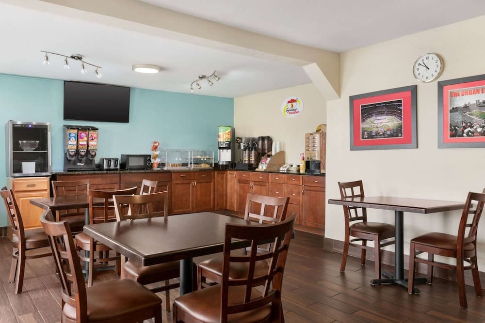 Super 8 by Wyndham Findlay featured exterior or lobby in Findlay, OH — similar hotel