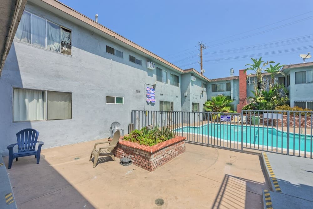 Studio Lodge Hotel property views in North Hollywood — gallery photo 3