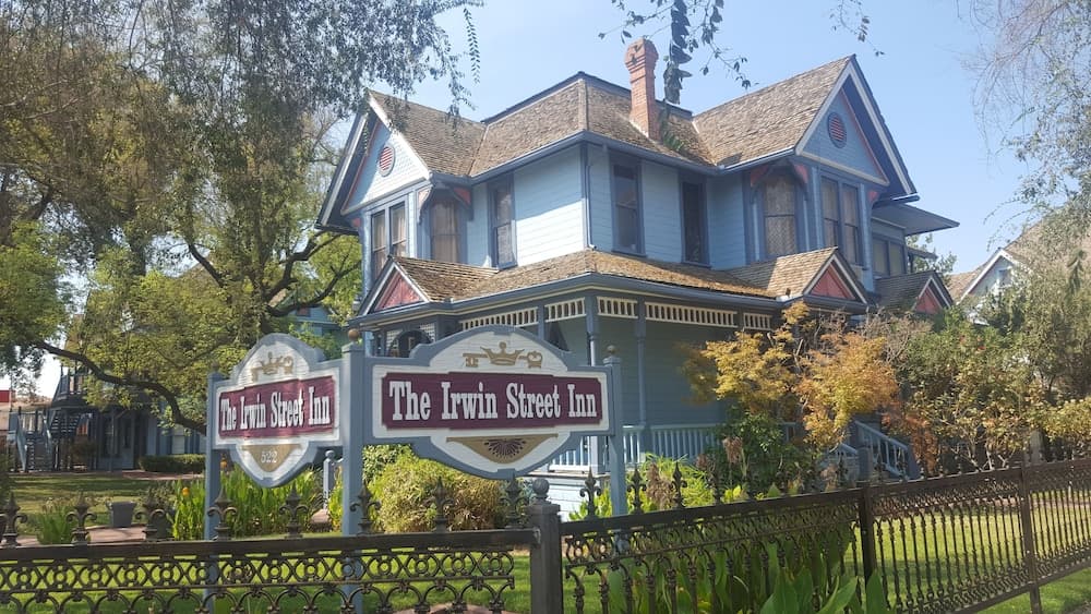 Irwin Street Inn featured exterior or lobby in Hanford, CA — similar hotel