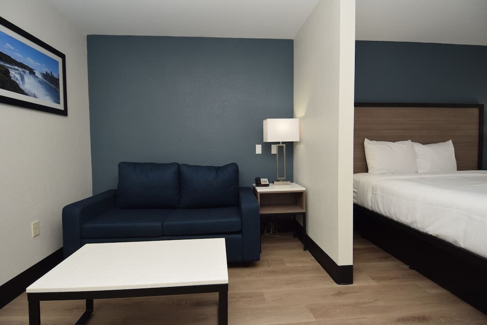 Baymont by Wyndham Batavia - Darien Lake interior in Batavia, NY — gallery photo 2