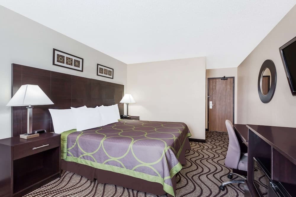 Super 8 by Wyndham Tappahannock VA interior in Tappahannock, VA — gallery photo 2