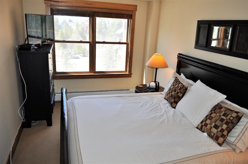 Springs 2 Bed 3 Bath Murphy interior in Keystone, CO — gallery photo 2