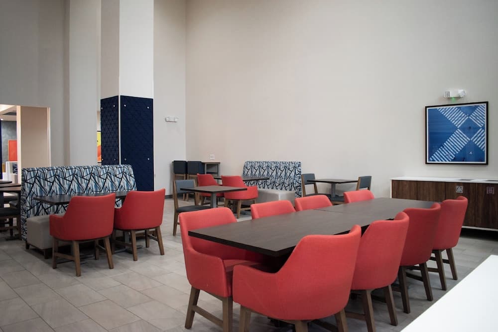 Holiday Inn Express Hotel & Suites New Philadelphia by IHG gallery photo in New Philadelphia, OH — image 12