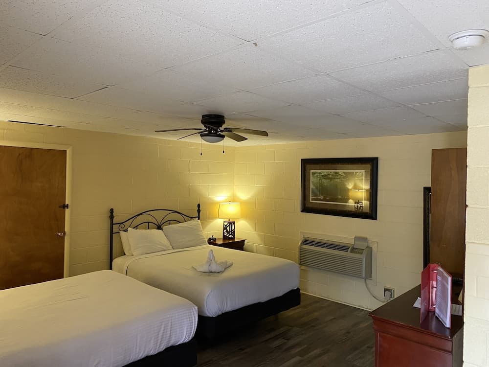 Queen Guest Room located at the Joplin Inn at the entrance to Mountain Harbor, just 2 1/2 miles from Lake Ouachita. by RedAwning property views in Mount Ida, AR — gallery photo 3