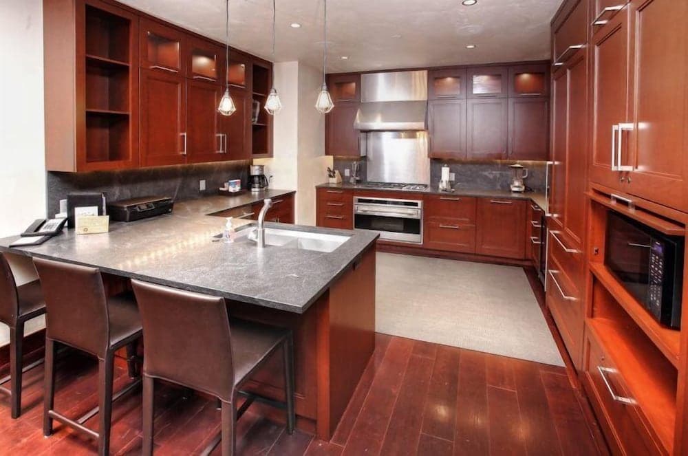 Vail Solaris 2 With Den Bedroom Vacation Rental Set at the Base of the Mountain Just Steps From the Gondola — hotel in Vail, Colorado