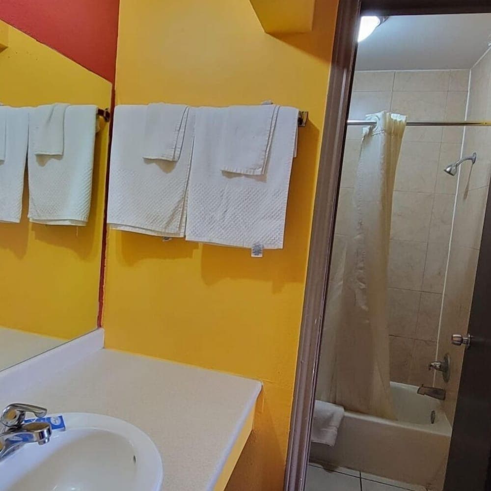 Relax Inn By OYO Sulphur Hwy 90 interior in Sulphur, LA — gallery photo 2
