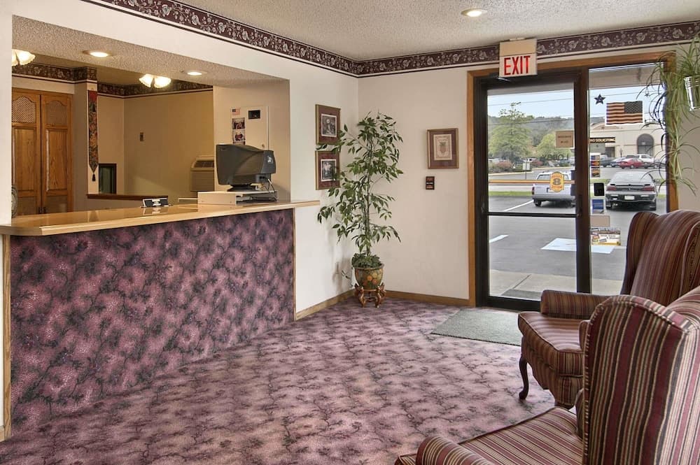 Super 8 by Wyndham Butler interior in Butler, PA — gallery photo 2