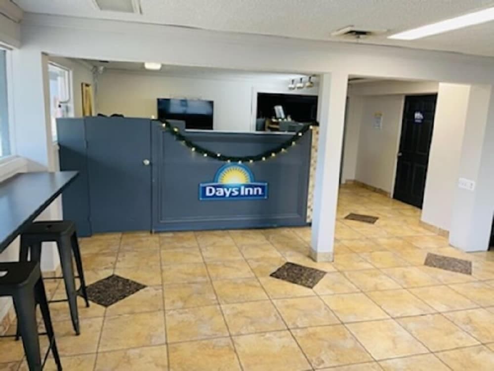 Days Inn & Suites by Wyndham Port Huron property views in Port Huron, MI — gallery photo 3