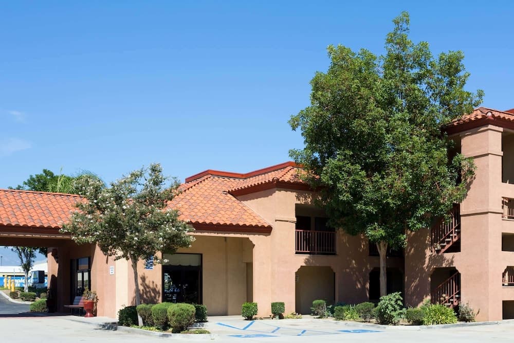 Days Inn by Wyndham Fontana / Rialto featured exterior or lobby in Bloomington, CA — similar hotel