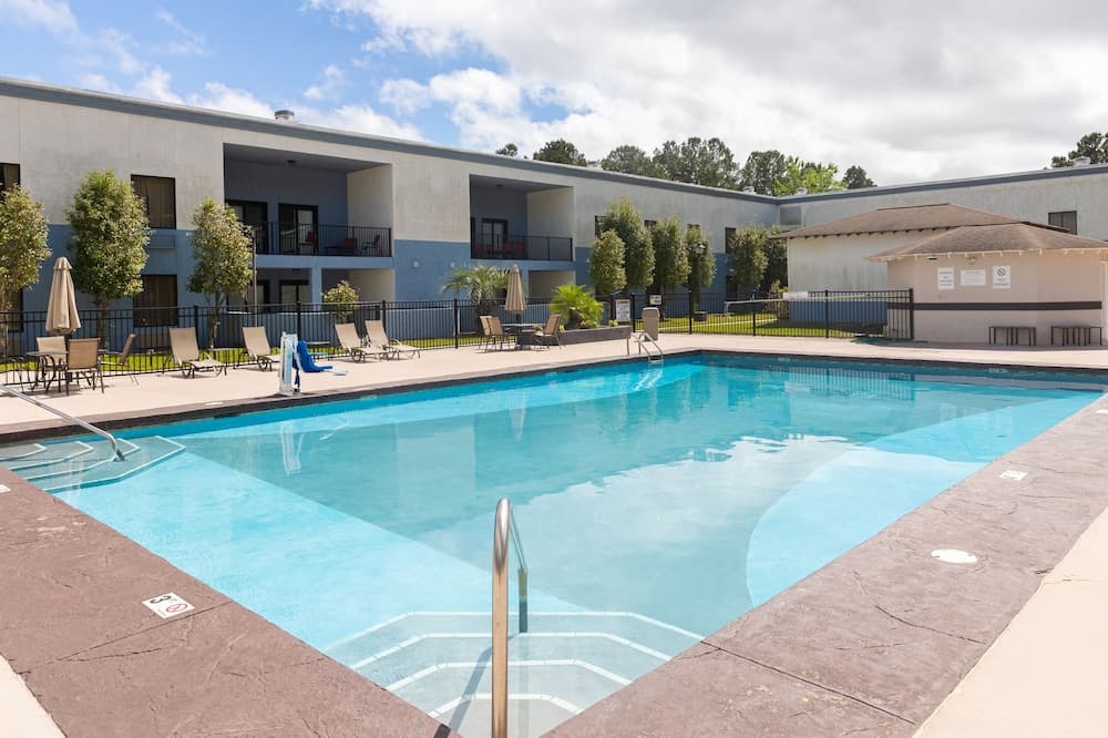 Cottonwood Suites Savannah Hotel & Conference Center interior in Pooler, GA — gallery photo 2