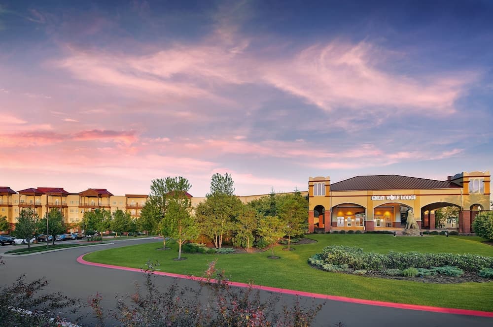 Great Wolf Lodge Illinois featured exterior or lobby in Gurnee, IL — similar hotel
