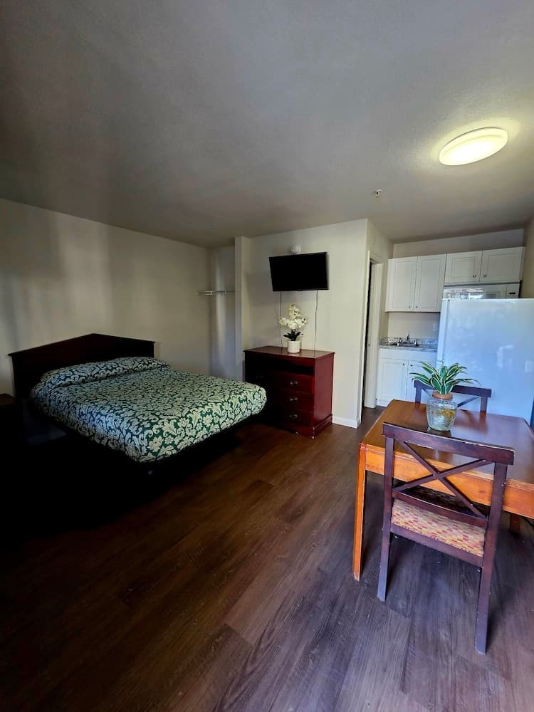 Stay Lodge Woodstock property views in Woodstock, GA — gallery photo 3