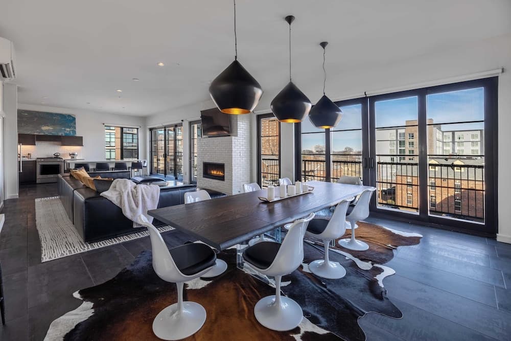 121 Hotel Floor 3 Buyout by Avantstay Entire Third Floor Buyout of 121 Hotel! Sleeps 18 featured exterior or lobby in Nashville, TN — similar hotel