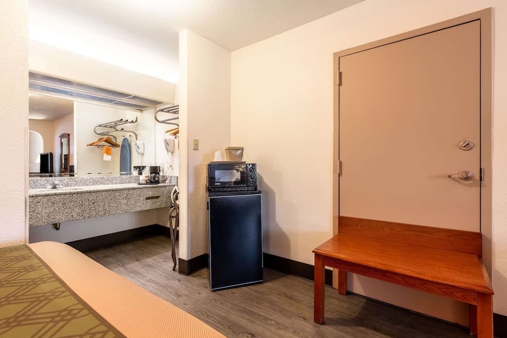 Econo Lodge Inn & Suites Memphis East interior in Memphis, TN — gallery photo 2