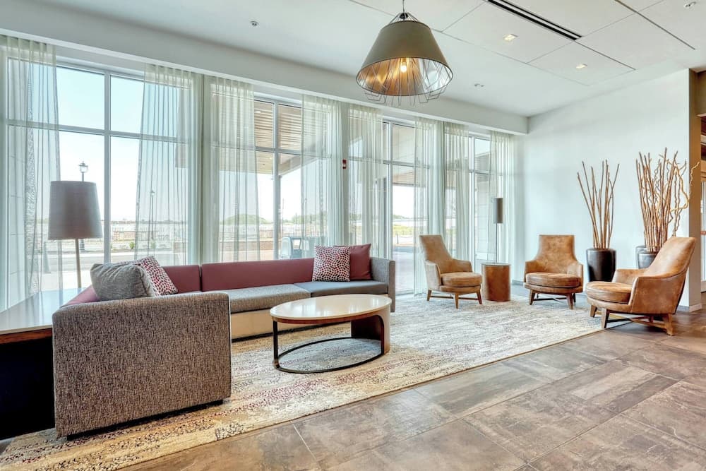 Courtyard by Marriott North Brunswick interior in North Brunswick — gallery photo 2