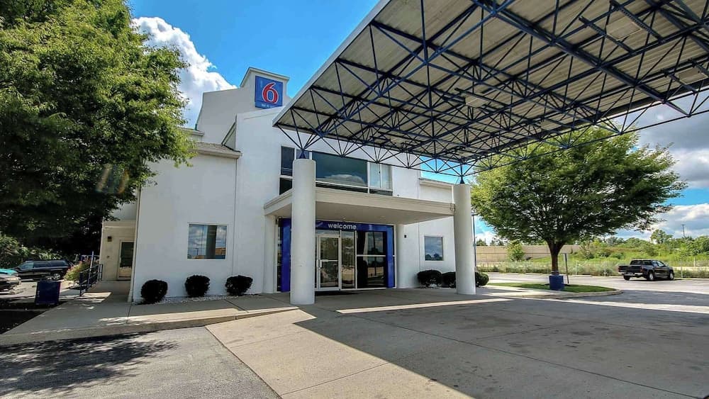 Studio 6 King Of Prussia, Pa - Philadelphia featured exterior or lobby in Wayne, PA — similar hotel