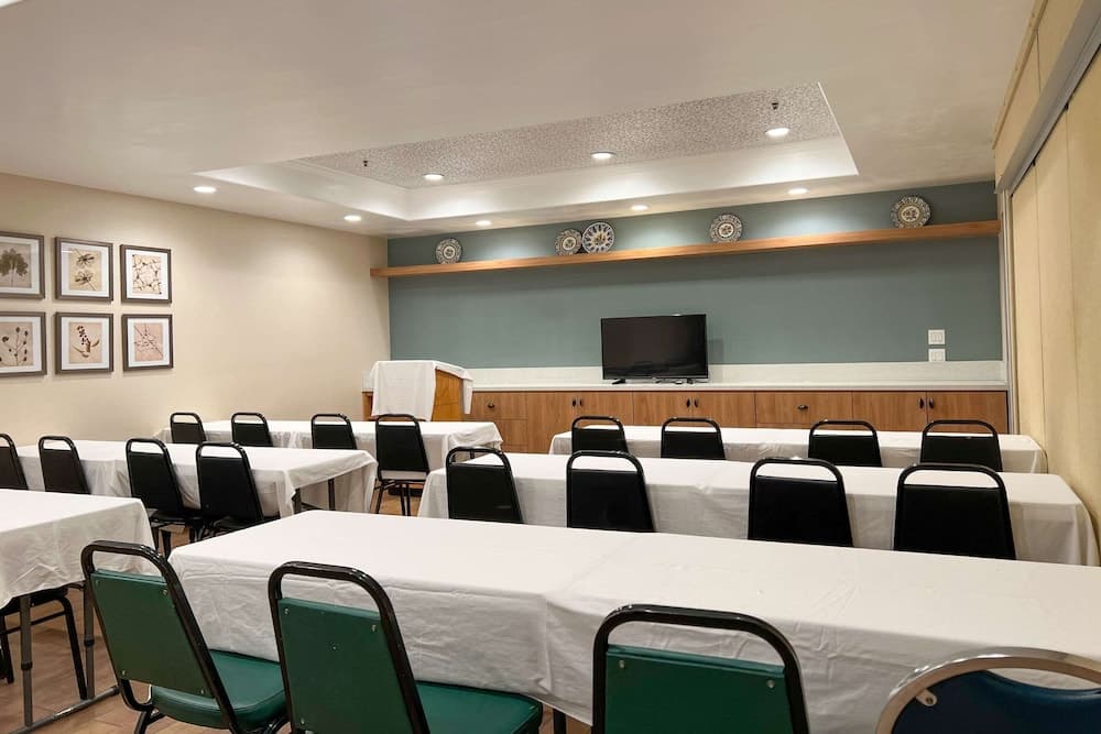 MainStay Suites John Wayne Airport by Choice Hotels gallery photo in Santa Ana, CA — image 44