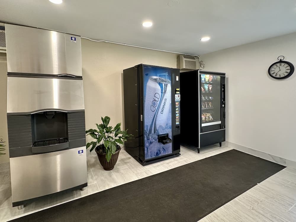 Royal Inn Charlotte Airport Hotel interior in Charlotte, NC — gallery photo 2