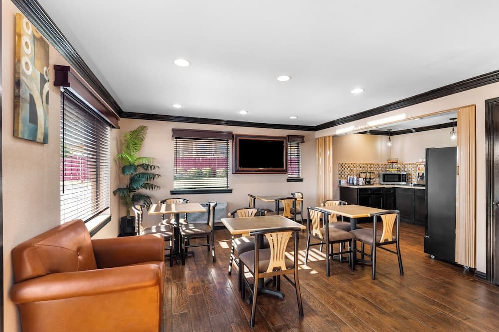 Scottish Inn Decatur property views in Decatur, TX — gallery photo 3