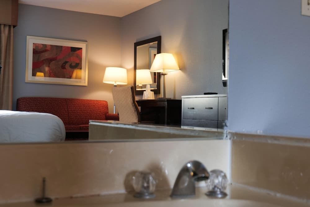 Baymont by Wyndham Flint Airport North gallery photo in Flint, MI — image 55