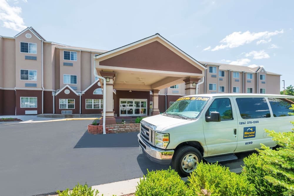 Microtel Inn & Suites by Wyndham Kansas City Airport interior in Kansas City, KS — gallery photo 2