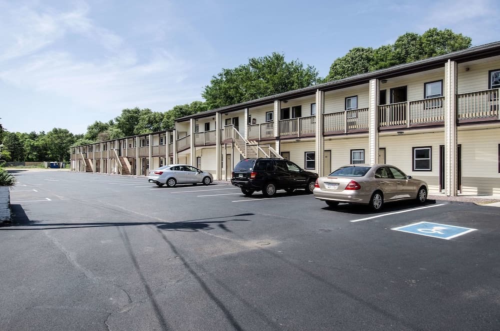 Econo Lodge West Yarmouth on Cape Cod property views in West Yarmouth, MA — gallery photo 3
