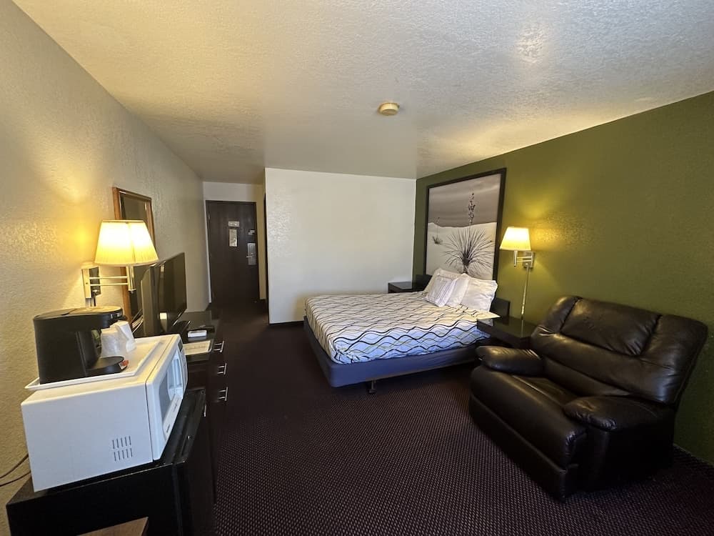 Simple Rewards Inn interior in Ruidoso, NM — gallery photo 2