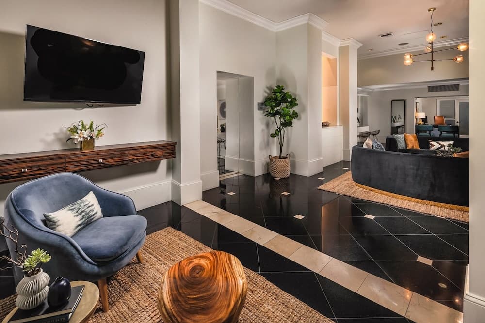 StaysPro - Glamorous Beverlywood Residence interior in Los Angeles, CA — gallery photo 2