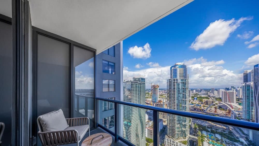 Cityscape Retreat Stylish 1BR property views in Miami, FL — gallery photo 3