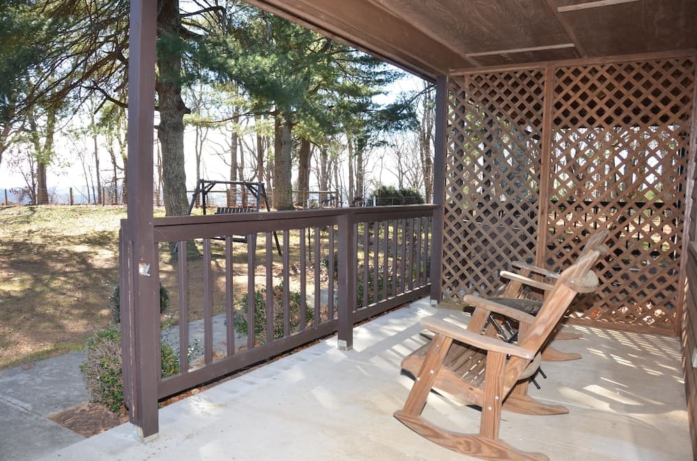 Bent Mountain Lodge interior in Copper Hill — gallery photo 2