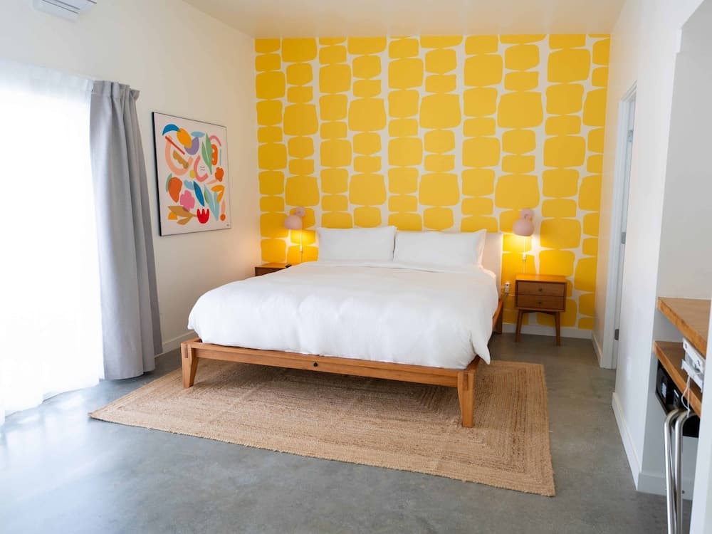 Deluxe Room, 1 King Bed, Kitchen, Pool View featured exterior or lobby in Palm Springs, CA — similar hotel