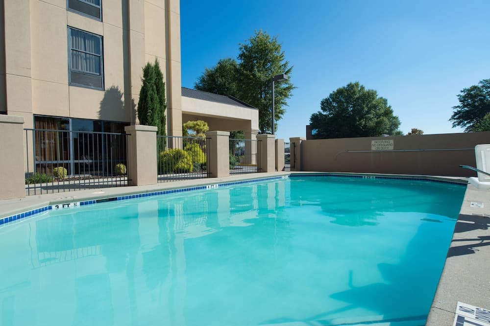 Hampton Inn Gainesville interior in Gainesville, GA — gallery photo 2