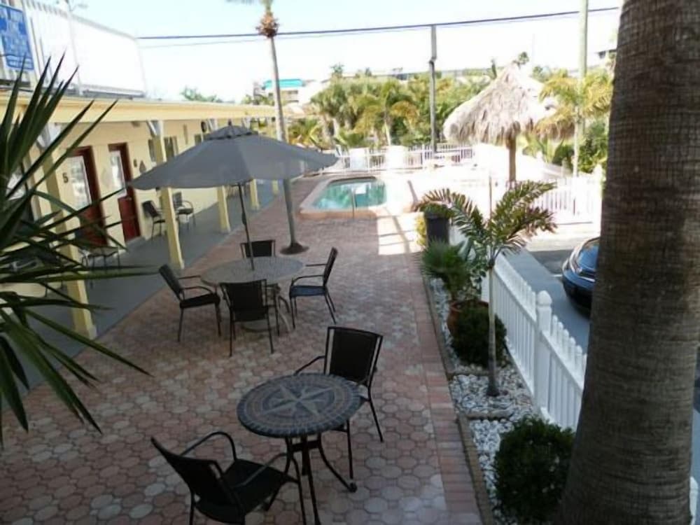 Silver Sands Motel interior in Clearwater Beach, FL — gallery photo 2