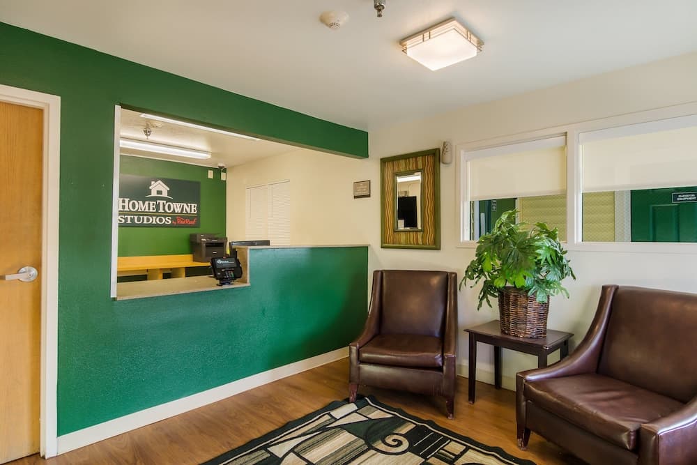 HomeTowne Studios by Red Roof Lake Charles - Sulphur interior in Sulphur, LA — gallery photo 2