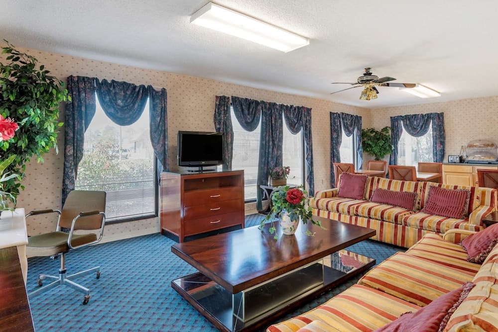 Econo Lodge Pearl - Jackson interior in Pearl, MS — gallery photo 2