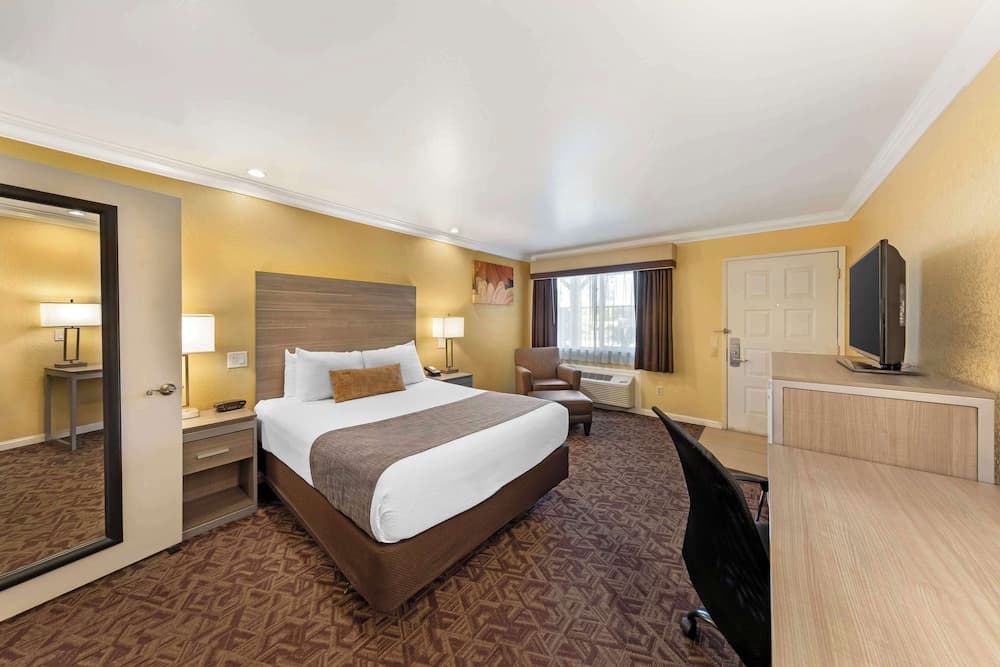 Best Western Hanford Inn interior in Hanford, CA — gallery photo 2