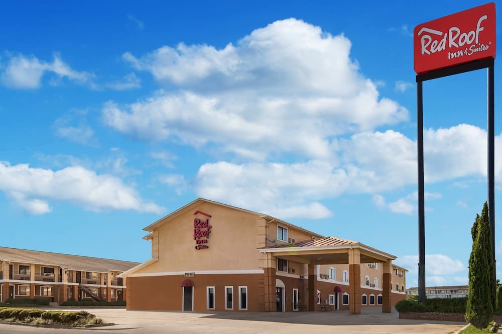 Red Roof Inn & Suites Denton gallery photo in Denton, TX — image 12