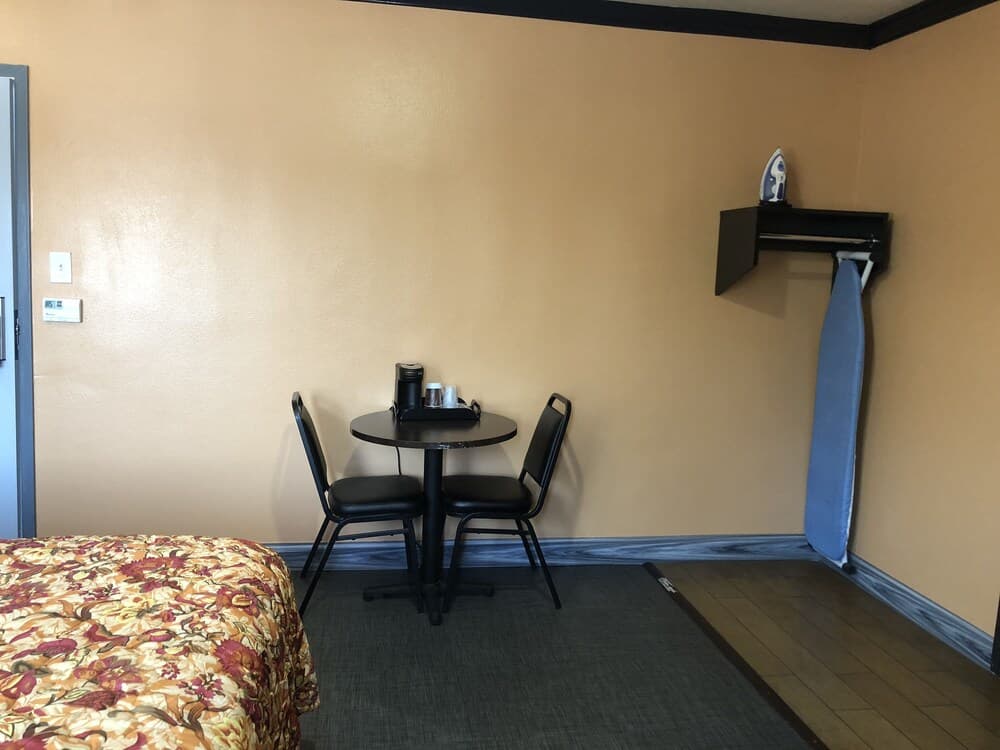 El Rancho Motel property views in Los Angeles, CA — gallery photo 3