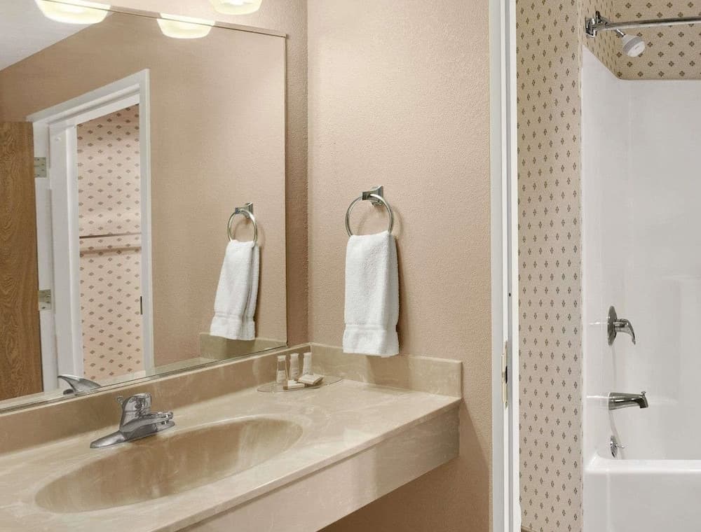 Baymont by Wyndham Jacksonville interior in Jacksonville, IL — gallery photo 2