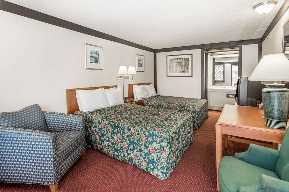 Knights Inn Racine interior in Mount Pleasant, WI — gallery photo 2